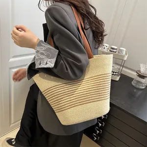 Borsa tote in paglia a righe con manici in tessuto marrone per spiaggia e vacanze