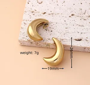 Details von goldenen Halbmond-Ohrsteckern mit Maßen von 26 mm Länge und 19 mm Breite