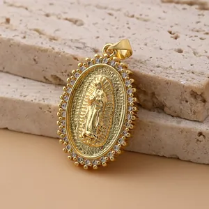 Detail der vergoldeten Unsere Liebe Frau von Guadalupe Anhänger mit Zirkonia-Besatz