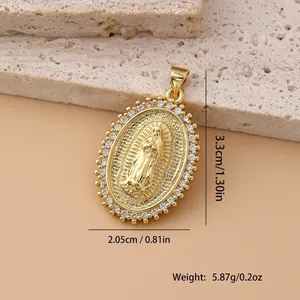 Detail eines vergoldeten Maria-Anhängers mit Zirkonia, Maße 3,3 cm mal 2,05 cm