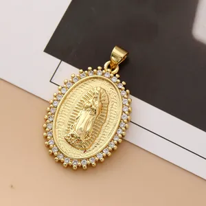 Detailaufnahme des vergoldeten Jungfrau Maria Anhängers mit glitzerndem Zirkonia