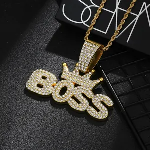 Nahaufnahme der goldfarbenen BOSS-Halskette mit Krone und glitzernden Strasssteinen
