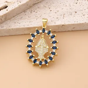 Detailansicht der vergoldeten Maria-Halskette mit blauem Saphir-Zirkonia und weißen Kristallen