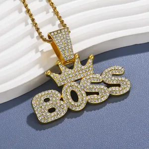 Makroaufnahme der goldenen Hip-Hop BOSS Krone Anhänger mit Strass auf Kordelkette