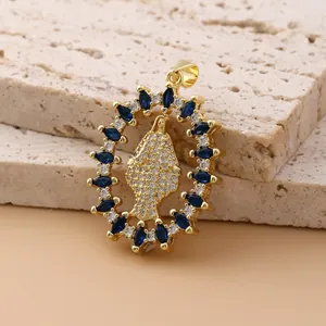 Detailansicht des Maria-Goldanhängers mit Zirkonia-Mikroinlay und blauen Edelsteinen