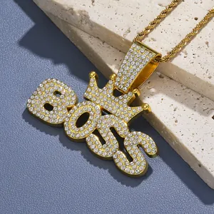 Makroaufnahme der goldenen Hip-Hop-BOSS-Kette mit Krone und glänzenden Zirkonia-Steinen