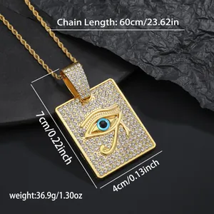 Détail du pendentif carré œil d'Horus doré serti de micro-zircons blancs étincelants
