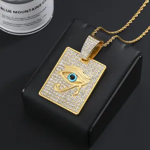 Détail du pendentif carré doré hip hop avec œil d'Horus et cristaux sur support cuir