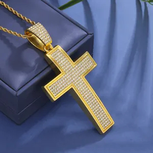 Λεπτομέρεια από χρυσό hip-hop σταυρό με κρύσταλλα πάνω σε μια αλυσίδα τύπου σχοινί