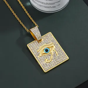 Détail macro du pendentif rectangulaire Oeil d'Horus doré avec strass blancs pavés