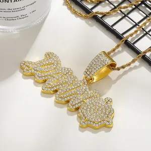 Hiphop Goldkette mit BANK-Anhänger und funkelnden Kristallen an einer robusten Kordelkette