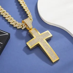 Λεπτομέρεια χρυσής αλυσίδας hip hop με μεγάλο σταυρό διακοσμημένο με ζιργκόν