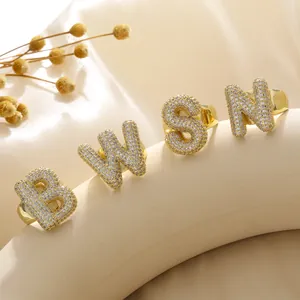 Detail der vergoldeten Buchstabenringe B, W, S, N mit mikroverzierten Zirkonia-Steinen
