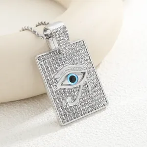 Détail macro du pendentif rectangulaire Oeil de Horus serti de zircons et émail bleu brillant