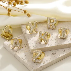 Verstellbare vergoldete offene Ringe mit großen Buchstaben und Mikro-Pave-Zirkonia