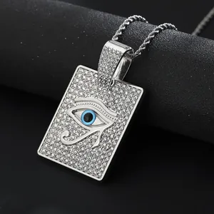 Vue détaillée du collier œil d'Horus en argent serti de strass et d'une chaîne torsadée