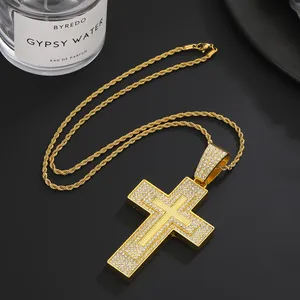 Hip-Hop-Halskette mit goldener Kreuz-Anhänger und Kordelkette auf schwarzem Hintergrund