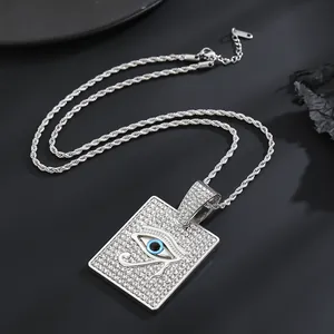 Détail du pendentif Œil d'Horus avec émail bleu et chaîne de style corde argent