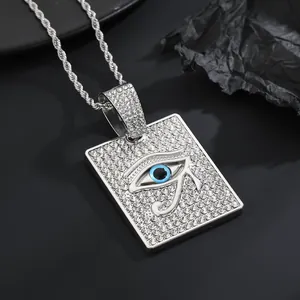 Détail du pendentif rectangle Œil de Horus serti de strass avec chaîne torsadée argentée