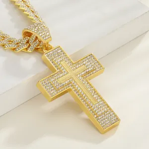 Makroaufnahme von Hip-Hop Kreuzanhänger mit goldener Cuban-Kette und Vollbesatz