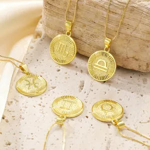 Dettaglio macro di ciondoli zodiacali dorati che mostrano trame fini su pietra e legno