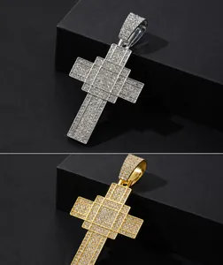 Vue détaillée des pendentifs croix hip-hop or et argent avec incrustation de strass