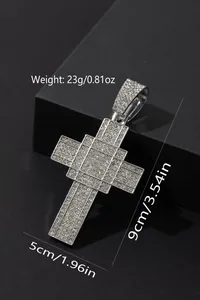 Détail macro du pendentif croix argentée avec strass affichant dimensions et poids