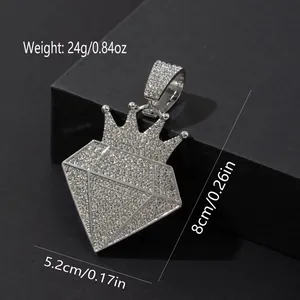 Dettaglio del ciondolo a corona hip hop, dimensioni 8cm x 5,2cm e un peso di 24g
