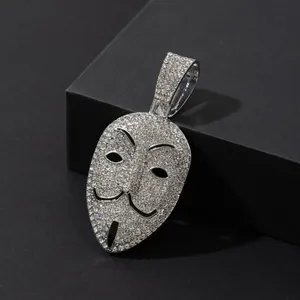 Détail du pendentif masque Guy Fawkes style hip hop serti de cristaux brillants