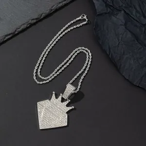 Dettaglio del ciondolo a corona ghiacciato con strass bianchi su catena a corda argento