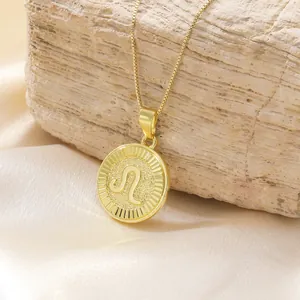 Dettaglio del ciondolo zodiaco Leone dorato su catena box in un set fotografico