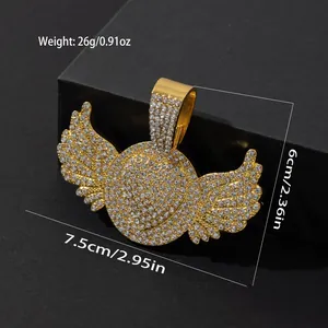 Vista detallada del colgante alas de ángel hip hop con medidas de 7,5 cm ancho y 6 cm alto