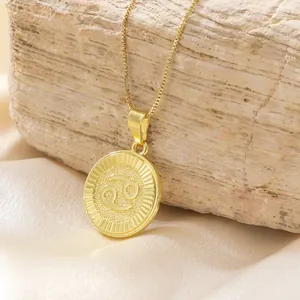 Dettaglio della collana con segno zodiacale Cancro dorato su elegante sfondo di seta
