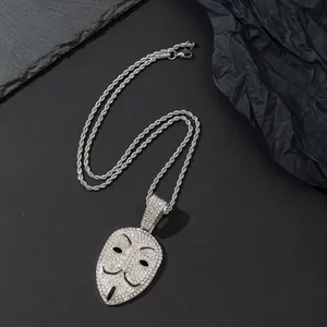 Gros plan du pendentif masque hip-hop avec strass scintillants et chaîne corde argentée