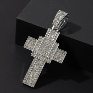 Pendentif croix hip hop argenté avec cristaux multicouches sur support noir élégant