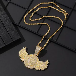 Collar hip hop de cadena de cuerda dorada con un gran colgante circular de alas brillantes