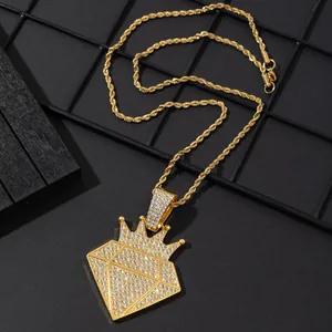 Pendaglio a corona hip hop dorato con zirconi brillanti su una classica catena a corda