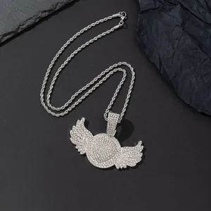 Collar hip hop con colgante de alas de ángel, cadena de cordón plateada y pavé de pedrería