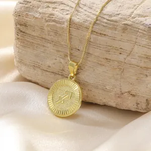 Dettaglio del ciondolo Sagittario in oro su catena veneziana e sfondo in seta elegante