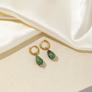 Dettaglio macro degli orecchini a goccia in rubino zoisite con cerchi dorati eleganti