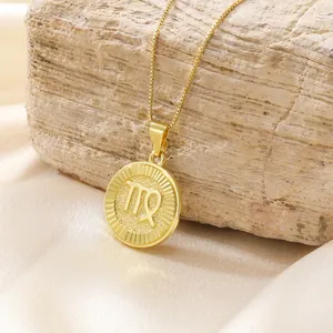 Dettaglio della collana con pendente Vergine dorata e texture lucida a raggiera fine