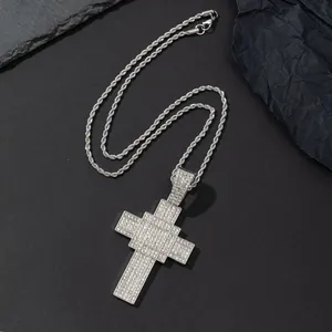 Collier pendentif croix hip-hop avec strass étincelants et chaîne en argent torsadée