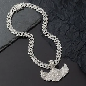 Collar de cadena cubana hip-hop con colgante de alas de ángel sobre fondo negro