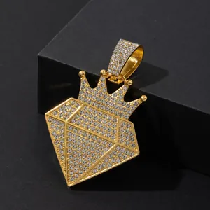 Collana hip hop placcata in oro con ciondolo a corona e strass brillanti su sfondo nero
