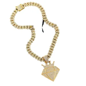 Collana cubana hip-hop dorata con un grande ciondolo a corona e diamante ghiacciato
