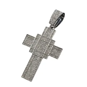 Pendentif croix argentée hip hop serti de cristaux brillants sur fond blanc épuré