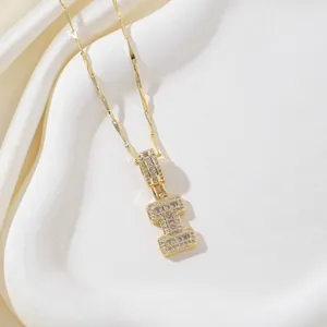 Vue macro du pendentif lettre I plaqué or avec micro-pavage de pierres de zircone