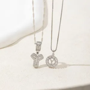 Collana con ciondoli a lettere Y e O color argento con zirconi cubici scintillanti