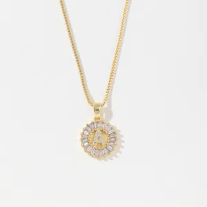 Collana placcata oro con pendente lettera A in zirconi e pietre a taglio baguette