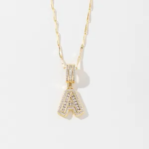 Collier avec pendentif lettre A dorée et pavage de zircons scintillants de style hip-hop